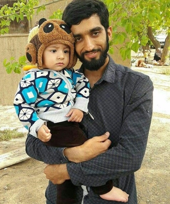شهید محسن حججی در کنار فرزند خردسالش، علی