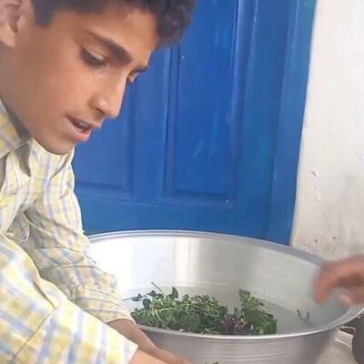 (فیلم) غوغای آوازخوانی غصه دار پسر سبزی فروش برای مادرش به زبان شمالی/ باریکلا چه صدایی😍
