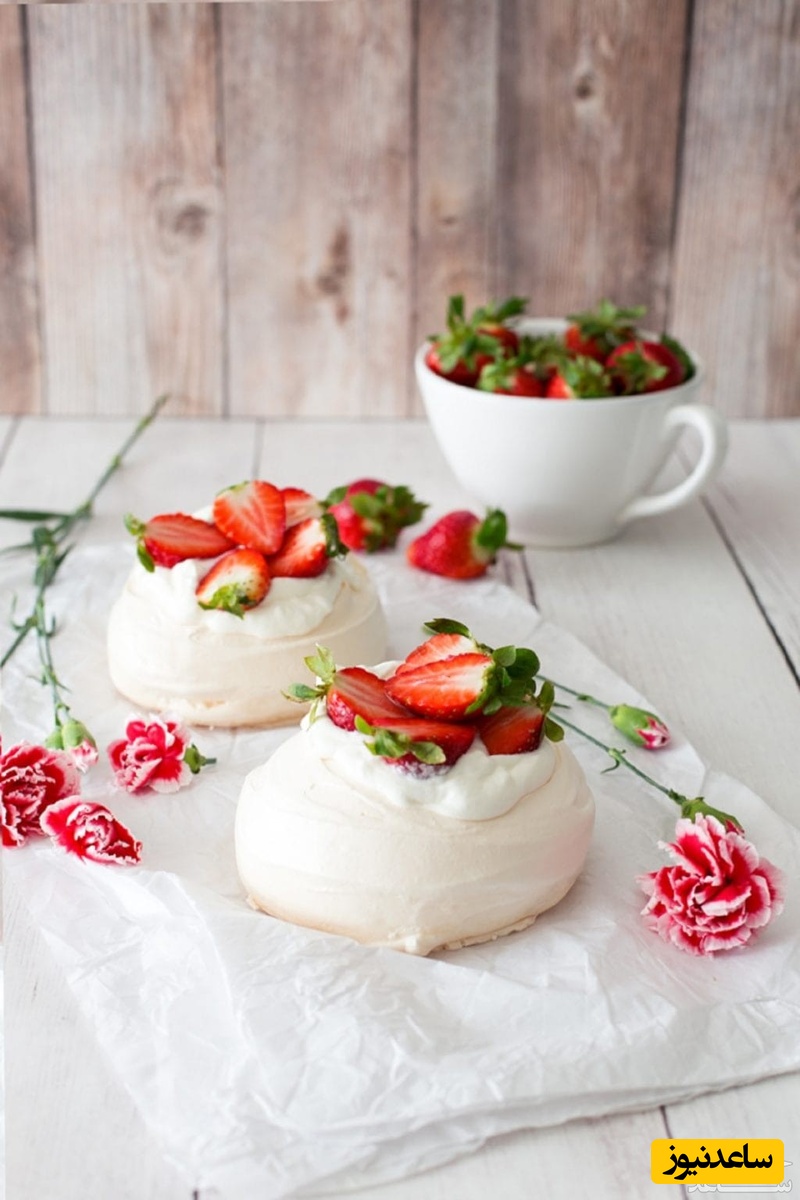 طرز تهیه پاولووا یا شیرینی مرنگ با میوه و خامه+ عکس