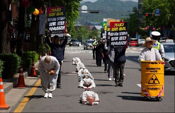 راهبان بودایی در کره جنوبی در اعتراض به دفع آب رادیواکتیو هسته ای فوکوشیما به دریا از سوی دولت ژاپن در جریان تظاهراتی علیه سفر نخست وزیر ژاپن، نماز بودایی می خوانند- سه قدم راه می روند و یک تعظیم می کنند./ EPA