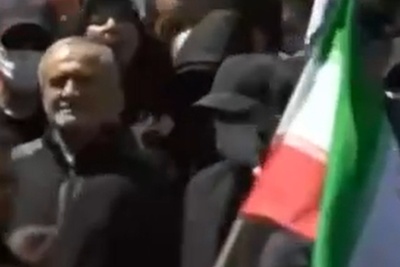 حضور شجاعانه پزشکیان در مراسم چهلم رهبر شهید انقلاب؛ کلاهِ محافظ نصیب رئیس‌جمهور شد!+فیلم