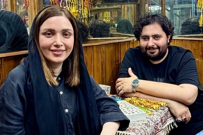 وقتی بهنوش طباطبایی سراغ انگشترهای فاخر و جواهرات اصیل رفت؛ تماشای انتخاب‌های خاص بازیگر محبوب در حجره‌ قدیمی پر از سنگ‌های نفیس!