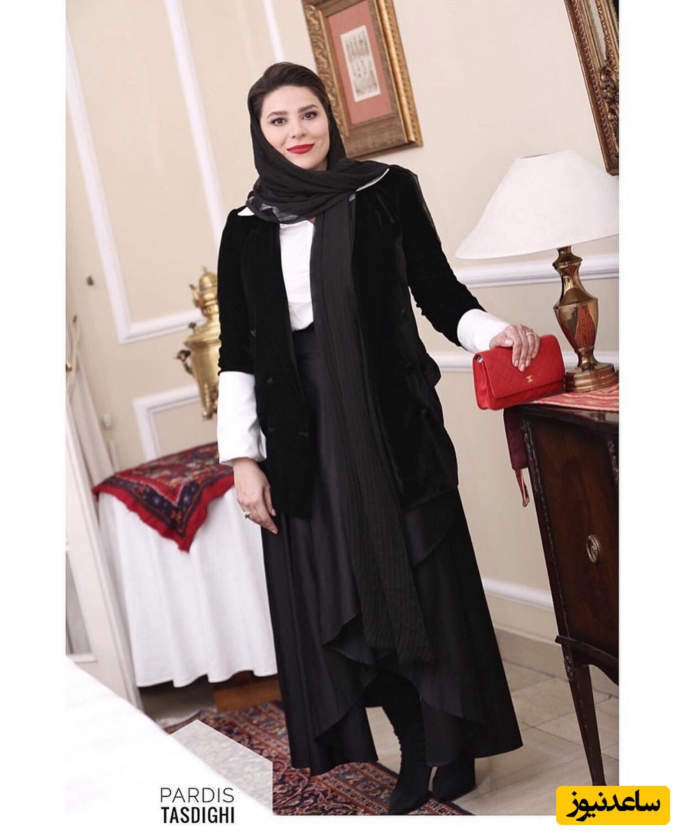 رخنمایی عتیقه جات نفیس منزل کاخ مانند سحر دولتشاهی با تزئینات گچی معماری باروک/ درخشش پیانو دیجیتالی، لوستر مجلل و.. در شبی که بهرام رادان مهمان خانه اش بود