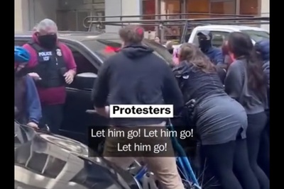 منظور ترامپ از کمک به معترضان رد شدن از روی آن‌ها با خودرو است؟! + فیلم