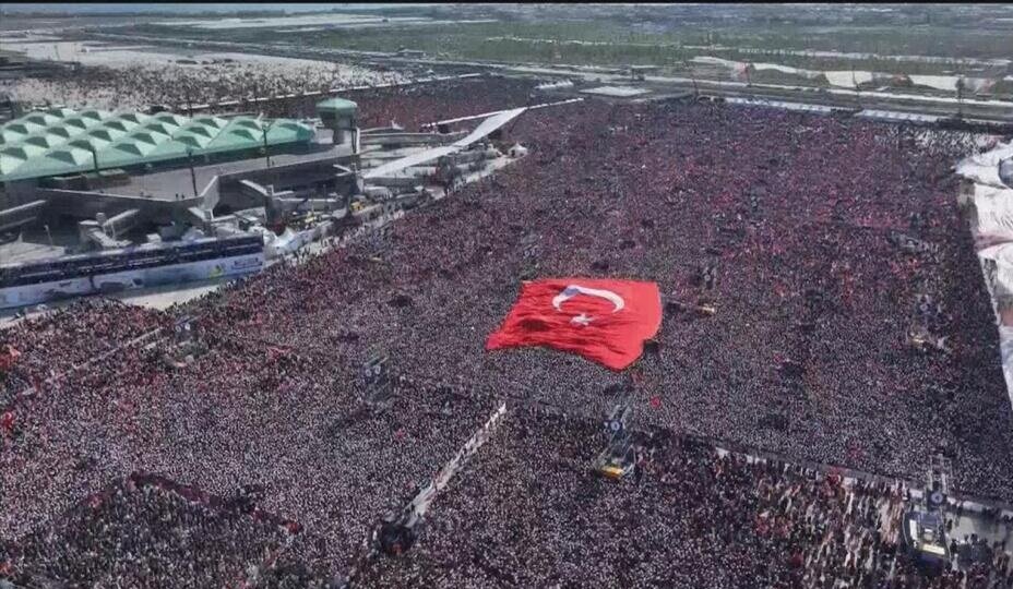رجب طیب اردوغان رئیس جمهور و رئیس حزب عدالت و توسعه در گردهمایی بزرگ استانبول که در باغ ملت فرودگاه آتاتورک برگزار شد، شرکت کرد و برای شهروندان سخنرانی کرد