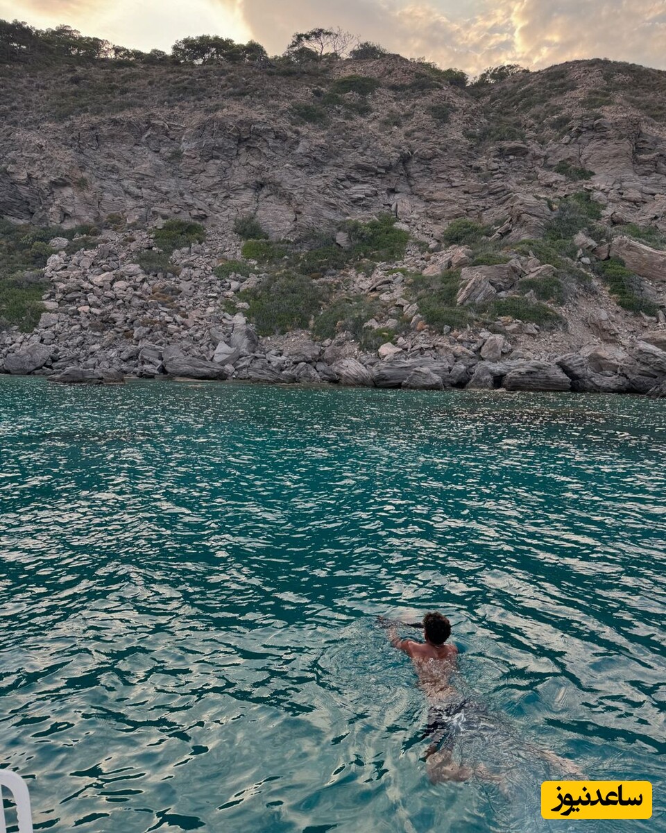 لامین یامال در حال شنا