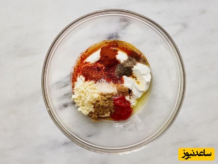 مواد ماست را برای ماریناد ماست با هم مخلوط کنید.