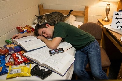 طنز دانشجویی روز، ویدئوی لو رفته از اتاق یک دانشجو 2 دقیقه بعد از شروع مطالعه!😂