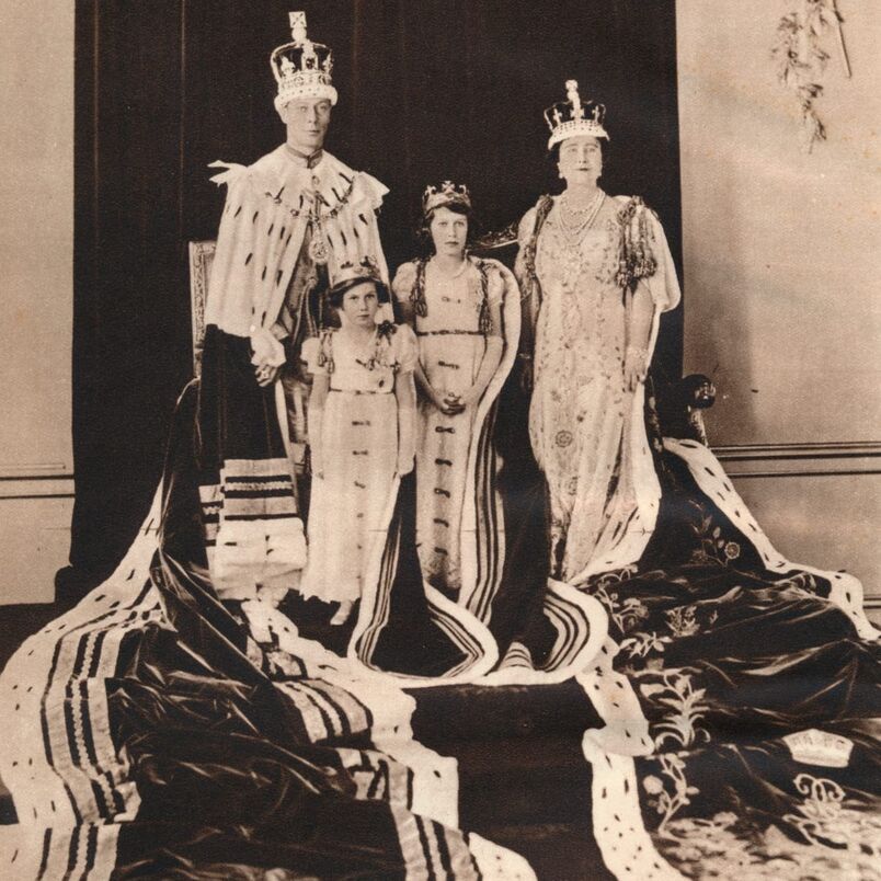ملکه الیزابت در کنار پدر مادر و خواهرش