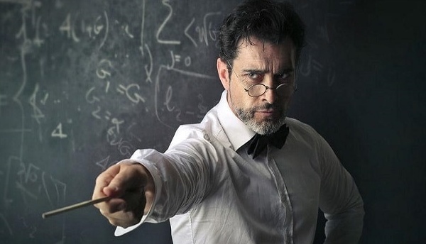 (ویدیو) نحوه تدریس متفاوت و خاص این استاد در فضای مجازی پر بازدید شد/قلمبه سلمبه حرف میزنی استاد!🤣