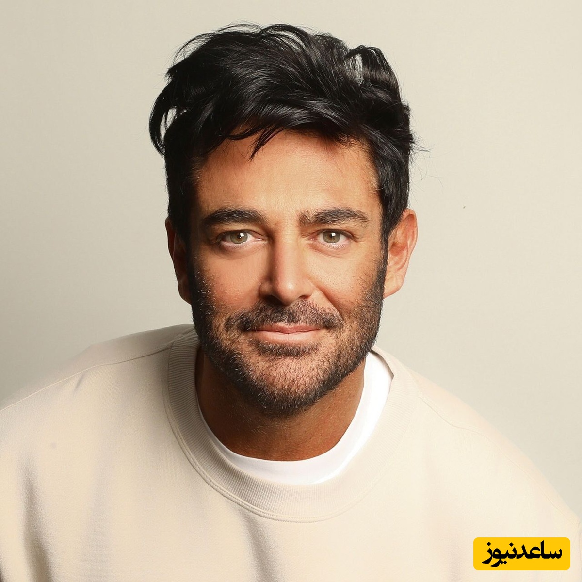 (عکس) شب کریسمس لوکس رضا گلزار در دبی با درخت کاج پرنور و هدیه‌های لاکچری و خاص🤩