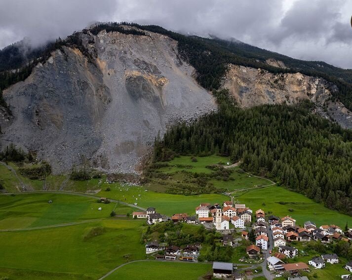  تخلیه یک روستا در پی خطرات وقوع ریزش کوه