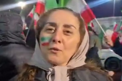 ببینید | بانوی ایرانی بازگشته از آلمان در تجمع شبانه: تو آلمان اجازه ندارید آزاد باشید، اینا همش لب و دهنه!