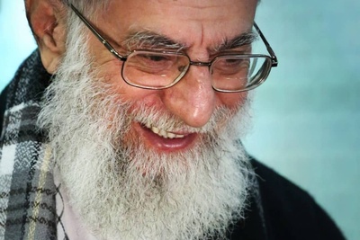 ببینید | شعر طنزی که درباره ترامپ در محضر رهبر شهید انقلاب خوانده شد و خنده‌های از ته دل آقا ...