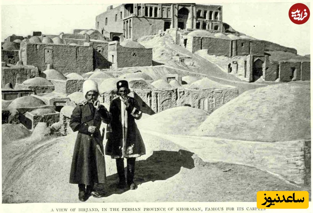 دو نظامی ایرانی دوران قاجار در حال سیگار کشیدن روی پشت‌بامی در شهر بیرجند