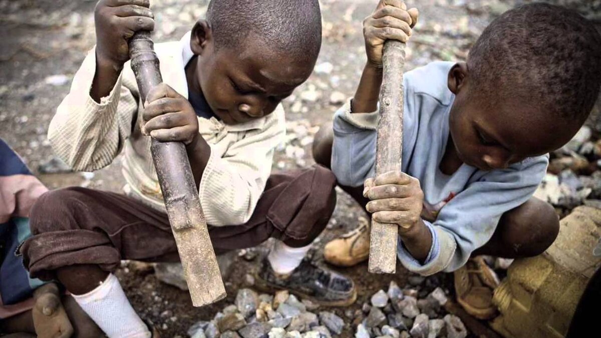 صحنه ای وحشتناک از استثمار کودکان آفریقایی برای تولید گوشی های لاکچری اپل!