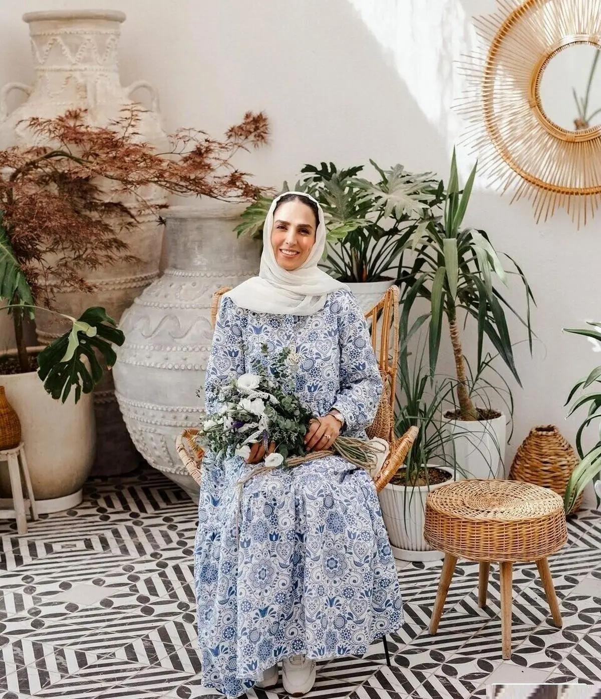 نه به تجملات، بله به اصالت؛ نگاهی به انتخاب‌های تحسین‌برانگیز سوگل طهماسبی برای چیدمان منزلش؛ از معجزه نور و گلدان در دلپذیر کردن پذیرایی تا دکوری‌هایی به سبک جنوبی‌های خونگرم!+ویدیو