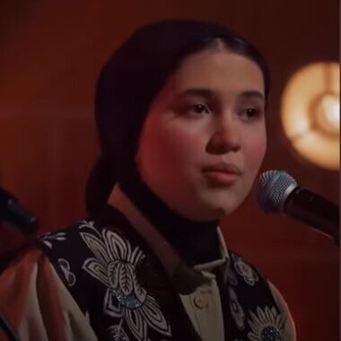 خوانندگی زیبای ترانه اصیل ایرانی توسط دختر جوان با مجوز رسمی ارشاد/ یک شاخه گل بردم به برش+فیلم