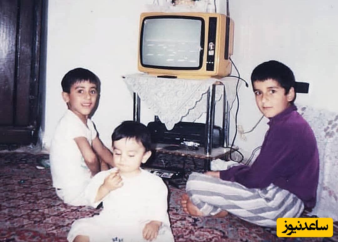 خفن‌ترین و باکلاس‌ترین ژست‌های عکاسی بچه‌های دهه 60/ همین‌طور که میبینی تلویزیون 90 درصد مواقع نقش کلیدی رو بازی میکرد تا یک عکس، عکس جذابی باشه😁