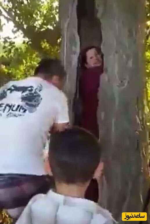 فیلم خنده دار از گیر کردن یک زن داخل تنه درخت/ بانو از سلاطین استتار هستن😂 محاله ببینی و نخندی