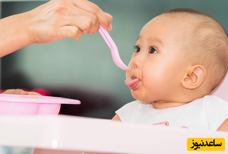 نوزاد به چه دلیلی زبان خود را بیرون می آورد؟