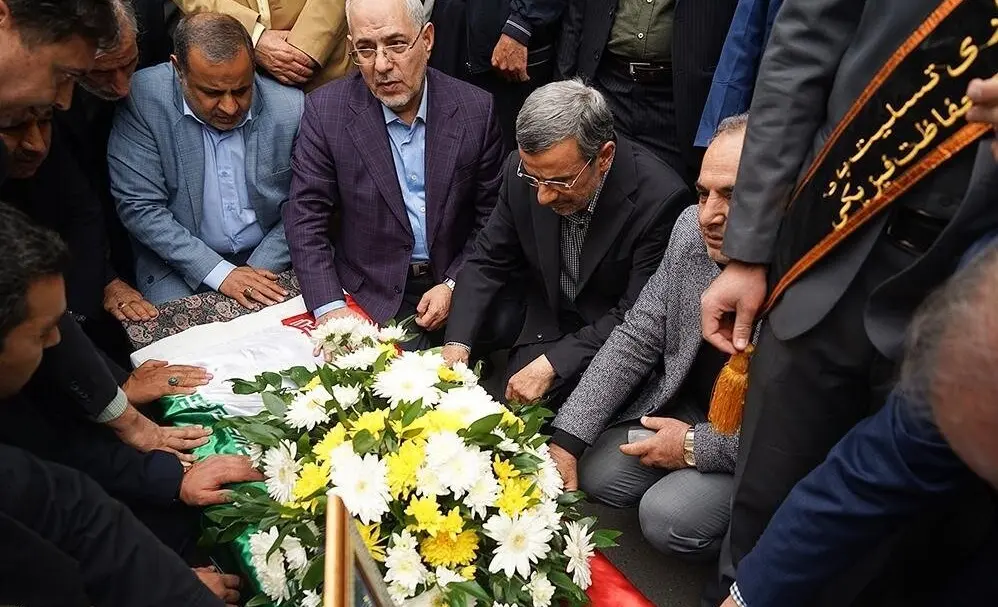 بازخوانی یک قاب تاریخی؛ احمدی‌نژاد در مراسم تشییع وزیر راه دولتش+عکس