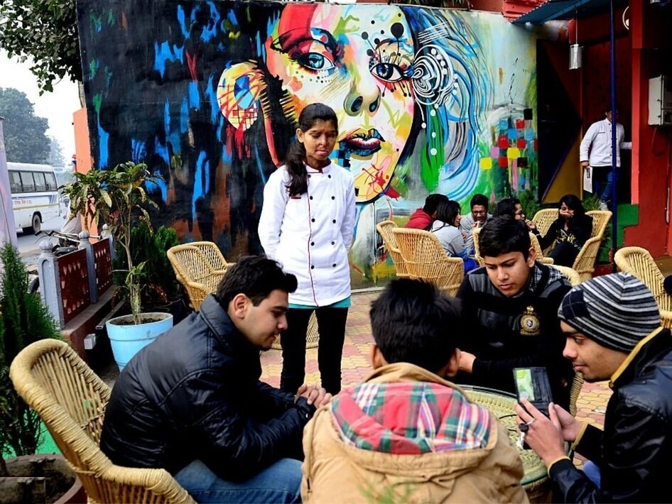 کافه جنجالی که توسط قربانیان اسیدپاشی اداره می شود +عکس