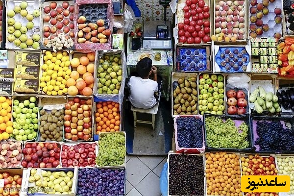 خلاقیت تحسین برانگیز یک میوه فروش تهرانی برای کشاندن مشتری به مغازه حماسه آفرید/ به ایشون باید گفت فرشته زمینی+عکس