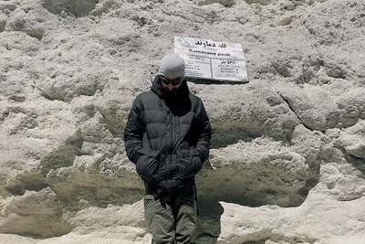 سینا ساعی، رپر کارناوال بعد فتح قله دماوند با یک اکیپ باحال: نوک کوه هم به یاد طرفدارام هستم، امیدوارم ما جوونای ایرانی به هرچیزی میخوایم برسیم و...+فیلم