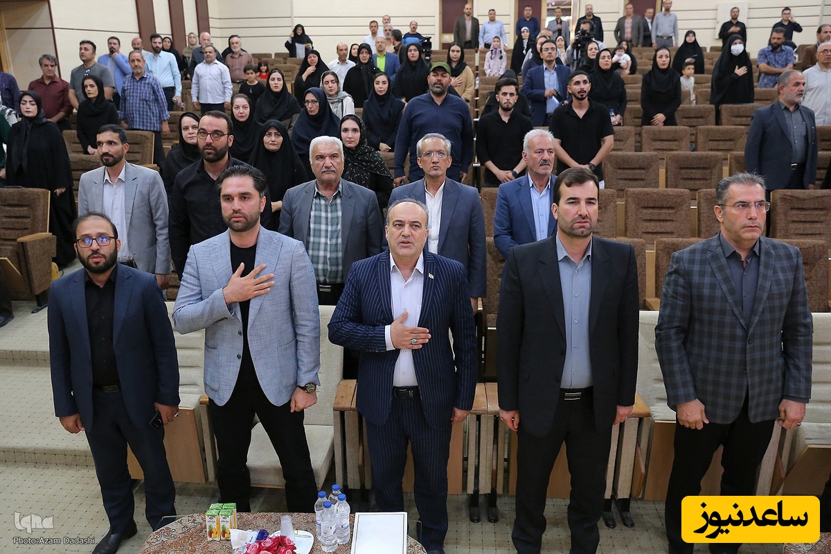 اهدای چیپس پنیری به خبرنگاران در روز خبرنگار در قزوین! + عکس / پاره کردن چیپس در داخل سالن توسط یک خبرنگار!!!