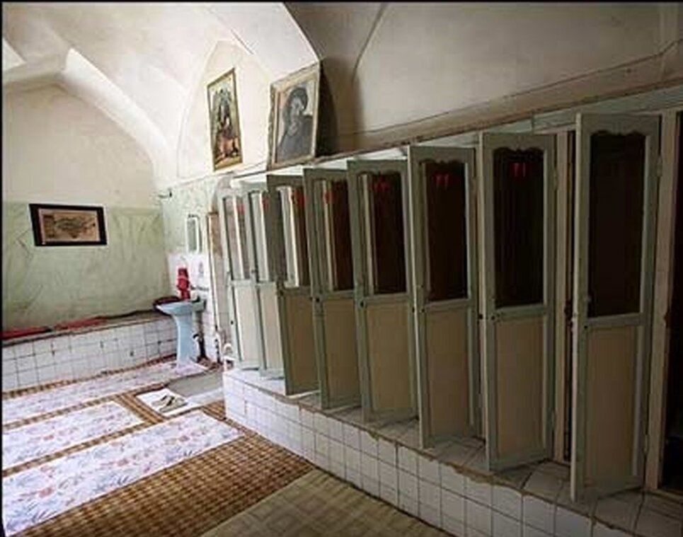 دید زدن حمام زنانه توسط 2 برادر تهرانی / دیوار را سوراخ کردند + عکس