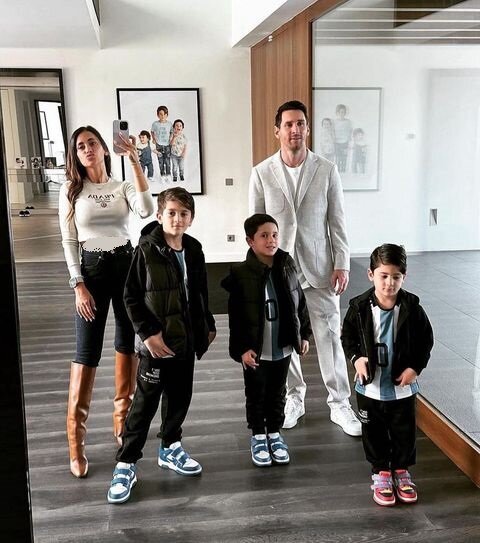عکس خانوادگی شیک و پیک کرده خانواده لیونل مسی/ آنتونلا چه تیپ دلبری زده