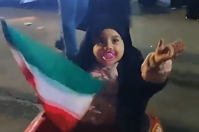 (ویدئو) غیرت ایرانی سن و سال نمی‌شناسد؛ کوچک‌ترین شرکت‌کننده کاروان خودرویی که با ماشین اسباب‌بازی‌اش حماسه ساخت!