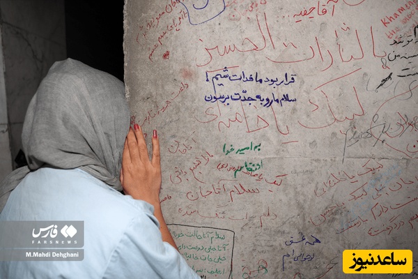 عکس | بی‌قراری مردم در قتلگاه رهبر شهید انقلاب روی همان موکت‌های ساده بیت رهبری