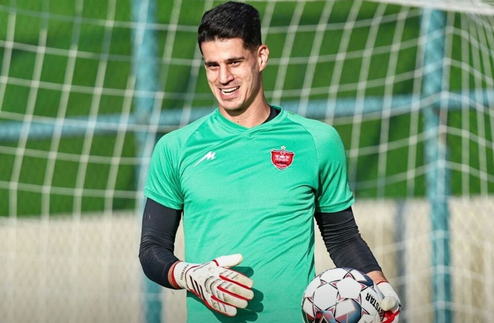 کری‌های عجیب هواداران تراکتور علیه پیام نیازمند دروازه‌بان پرسپولیس