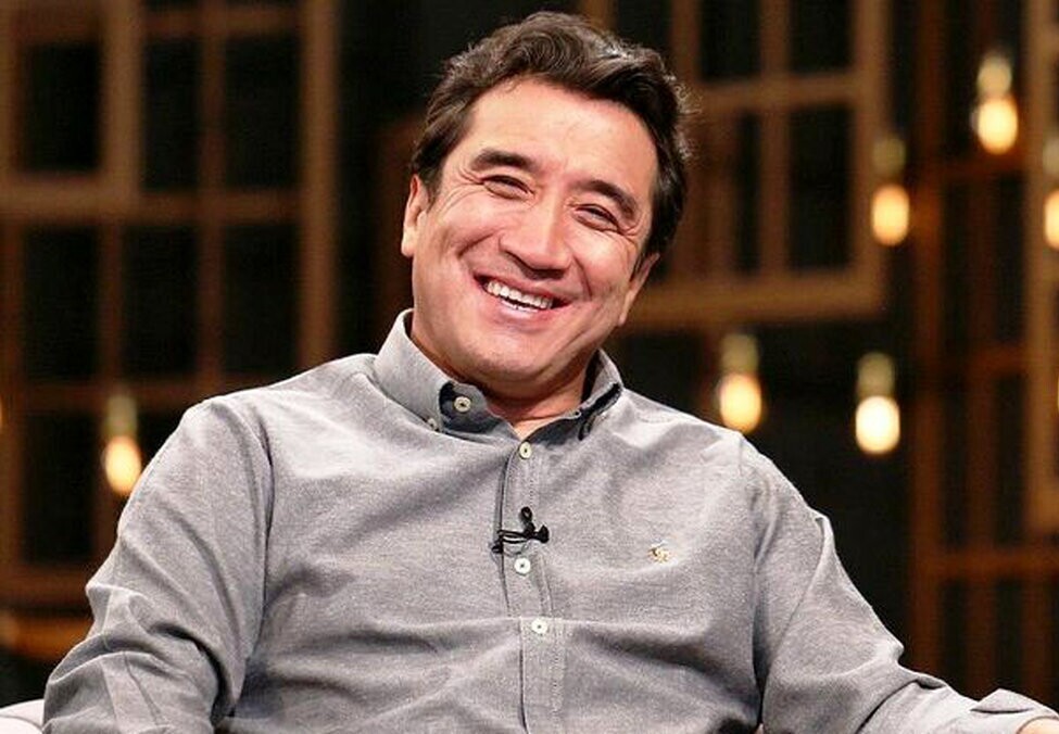 خداداد عزیزی به حامد آهنگی: چون تایلند نرفتی نصف عمرت برفناست+فیلم