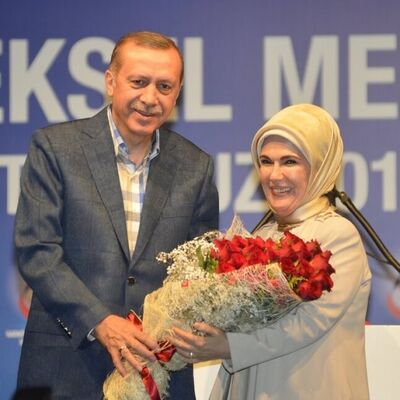 ژست سرد و سنگین اردوغان و همسرش در مراسم عقدشان+عکس/ خریدن شاخه گل به جای دسته گل برای عروس!