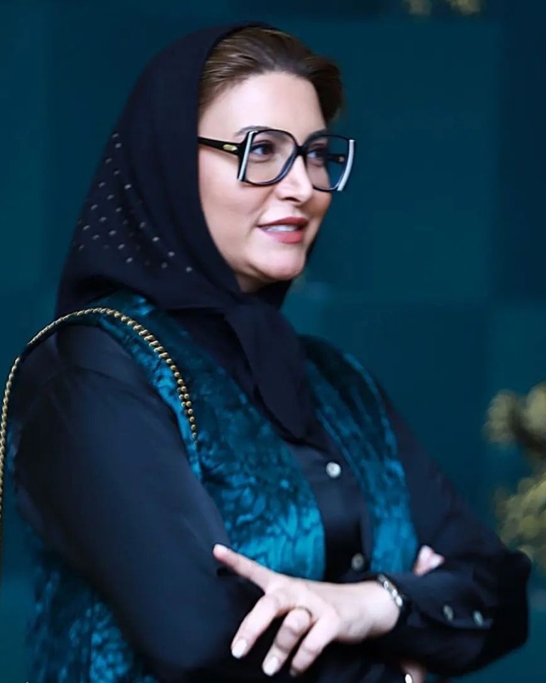 تزئین و برچسب های عجیب گوشی گران قیمت فریبا نادری/ وقتی میخوای هرطور شده پولتو  به رخ بکشی