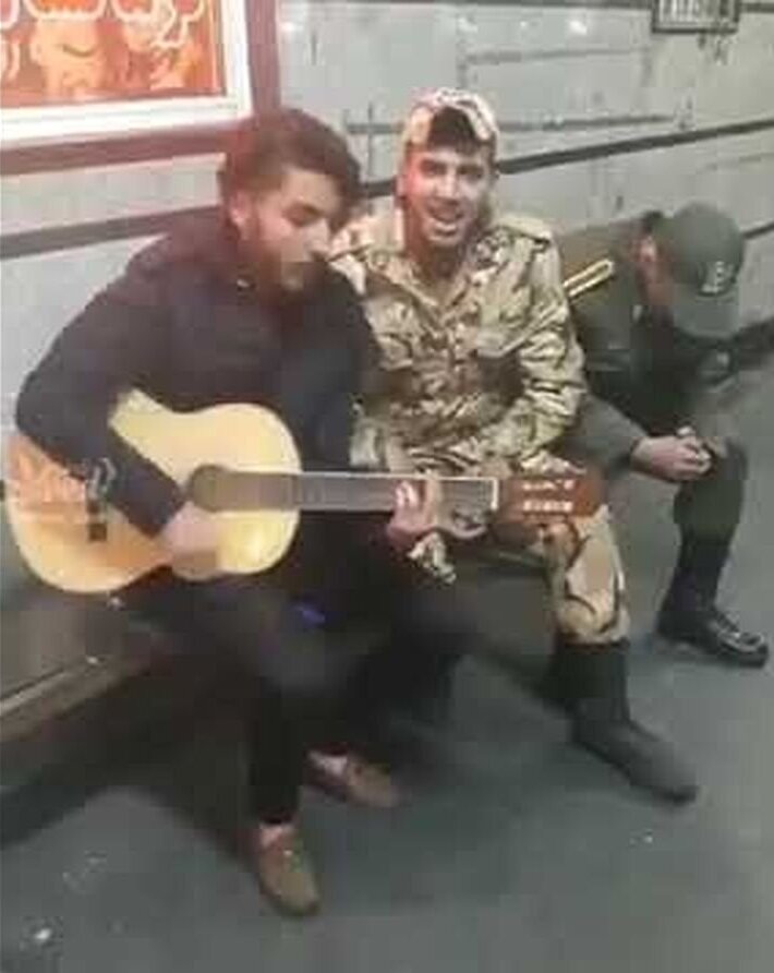 (ویدئو) سرباز خوش صدا با آهنگ غم انگیزش یک سرباز دیگر را به گریه انداخت!