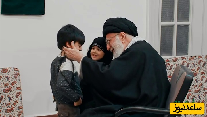لحظاتی دیده نشده از گفت‌وگوی پدرانه و محبت‌آمیز رهبر شهید انقلاب با کودکان حاضر در یکی از مراسمهای نماز جماعت به امامت ایشان+ویدیو