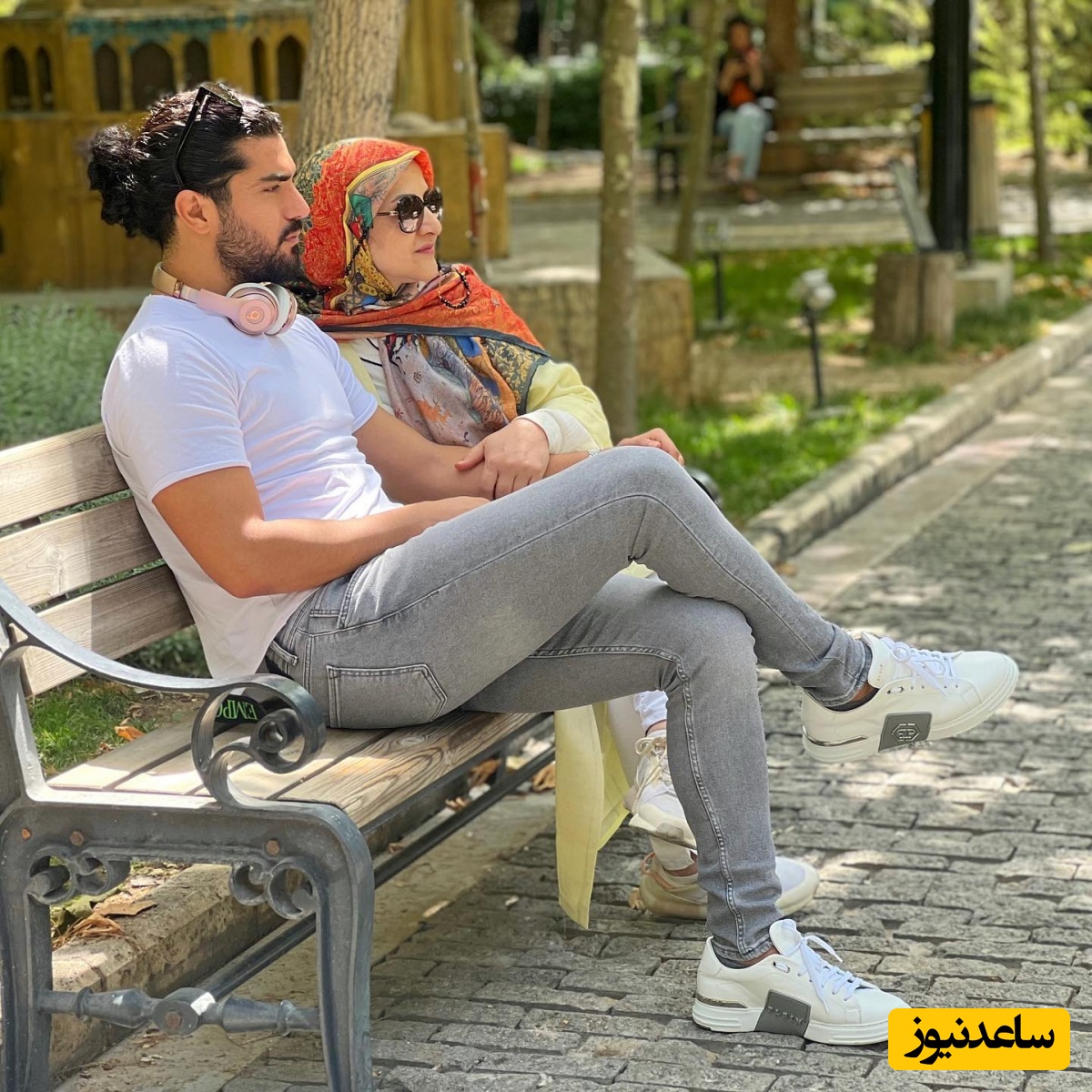 سینا مهراد درکنار مادرش