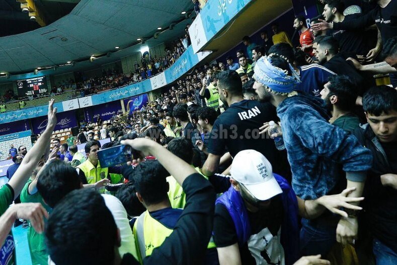 کتک‌کاری ملی‌پوش ایرانی با هواداران در استادیوم