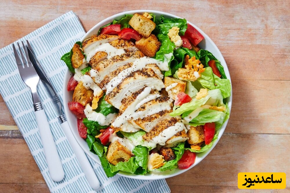 فیلم / طرز تهیه سالاد سزار رستورانی ترکیبی از طعم کلاسیک و ظرافت حرفه‌ای