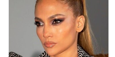 گوشواره های طلای بزرگ و تیپ ایرانی پسند جنیفر لوپز در یک مهمانی