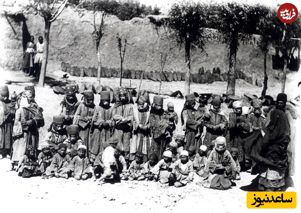 زنان و کودکان روستایی به اسم چلاوه که همگی ارمنی بوده‌اند. پوشش زن‌ها نیز پوشش خاص زنان ارمنی در دوران قاجار است.