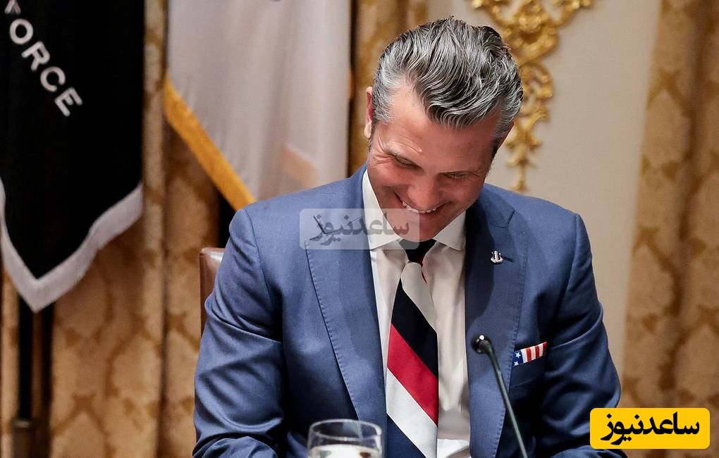 وزیر جنگ آمریکا با کراوات پرچم روسیه