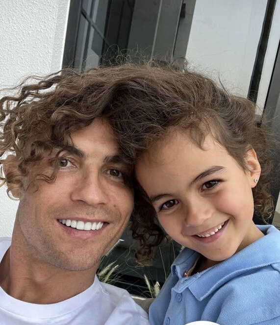 نگاهی به استوری جذاب جورجینا همسر رونالدو در حیاط خانه‌شان + فیلم/ بهترین برنامه با پدر(●'◡'●)