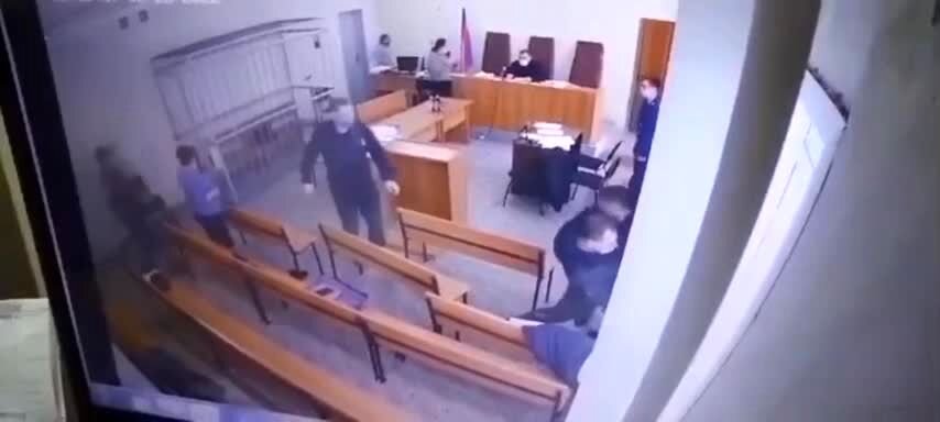 لحظه حمله یک متهم و خفه کردن همسر سابقش وسط جلسه دادگاه! +ویدئو