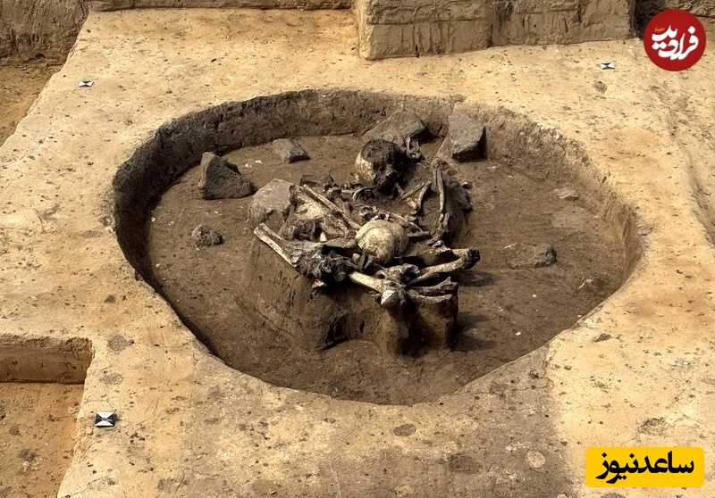 شیوههای تدفین در این گورها عجیب و غیرمعمول بوده است؛ مثلا مردگان در زیر مقدار زیادی سفال و یا بقایای خانههای سوخته دفن شده بودند.