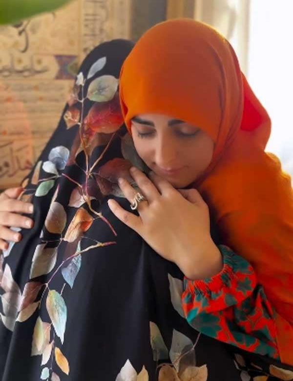 گریه‌های احساسی ستاره سادات قطبی در آغوش مادرش/ قدر مادراتونو بدونین، روح مادران آسمانی هم شاد😔